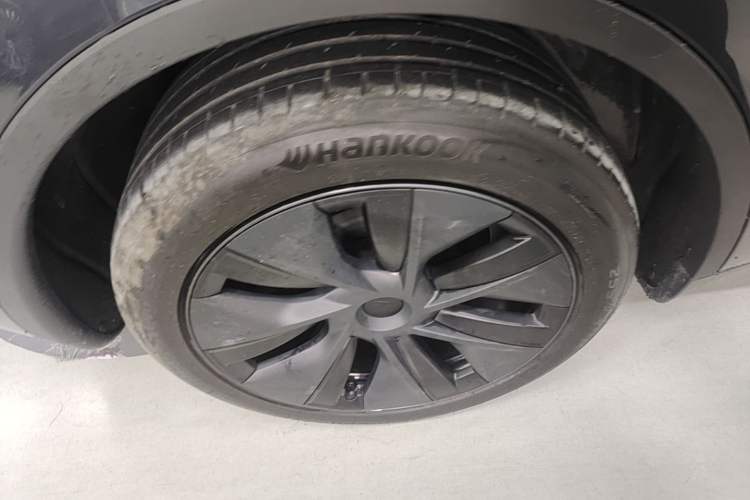 Used Tesla Model Y 2024 Long-Range All-Wheel-Drive Version Right Rear Wheel Hub