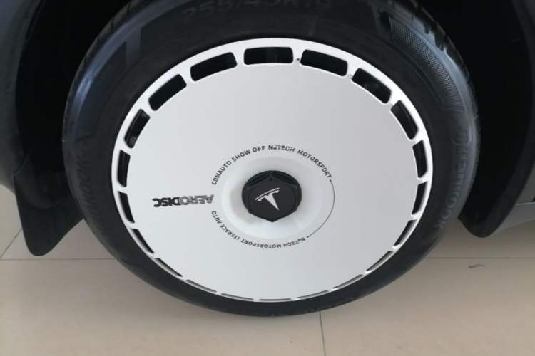 Used Tesla Model Y 2024 Long-Range All-Wheel-Drive Version Right Rear Wheel Hub