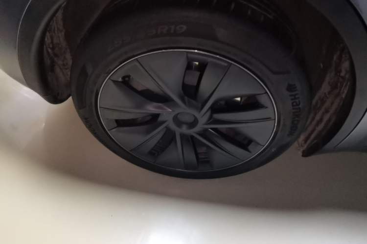 Used Tesla Model Y 2024 Long-Range All-Wheel-Drive Version Right Rear Wheel Hub