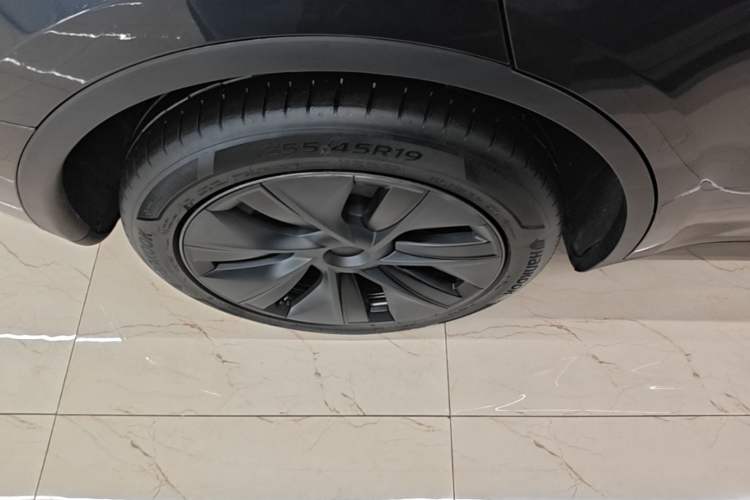 Used Tesla Model Y 2024 Long-Range All-Wheel-Drive Version Right Rear Wheel Hub