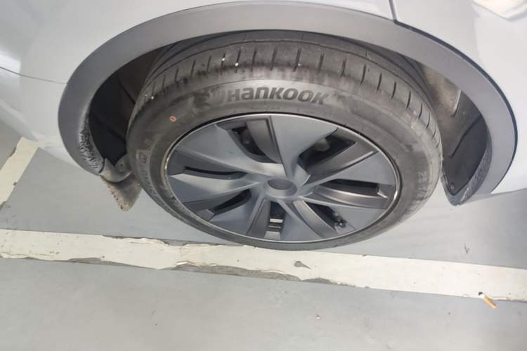 Used Tesla Model Y 2024 Long-Range All-Wheel-Drive Version Right Rear Wheel Hub