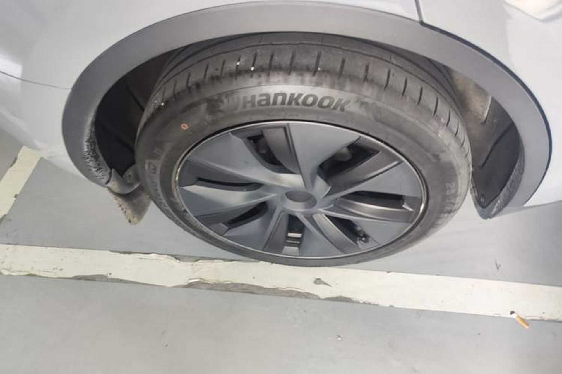 Used Tesla Model Y 2024 Long-Range All-Wheel-Drive Version Right Rear Wheel Hub