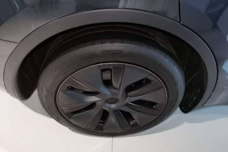 Used Tesla Model Y 2024 Rear-Wheel-Drive Version Right Rear Wheel Hub