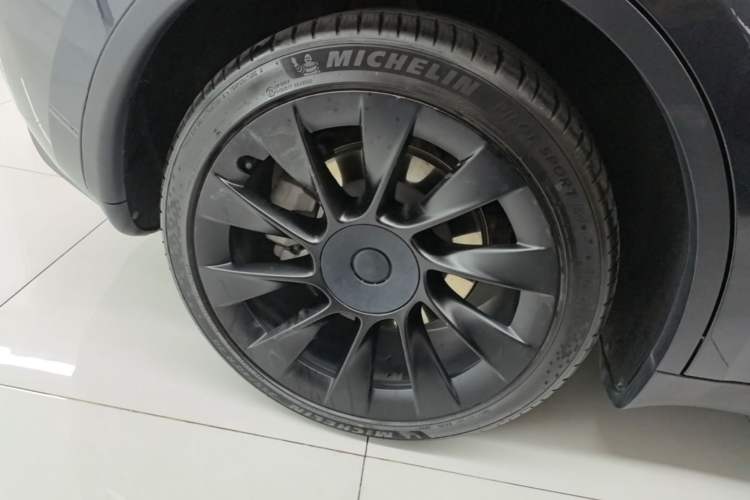 Used Tesla Model Y 2024 Long-Range All-Wheel-Drive Version Right Rear Wheel Hub