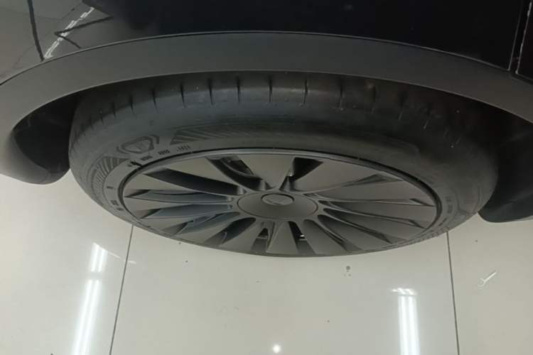 Used Tesla Model Y 2024 Rear-Wheel-Drive Version Right Rear Wheel Hub