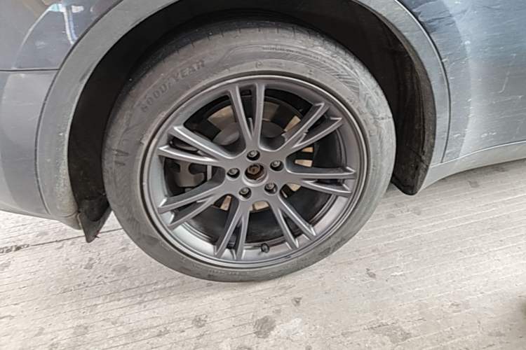 Used Tesla Model Y 2024 Rear-Wheel-Drive Version Right Rear Wheel Hub