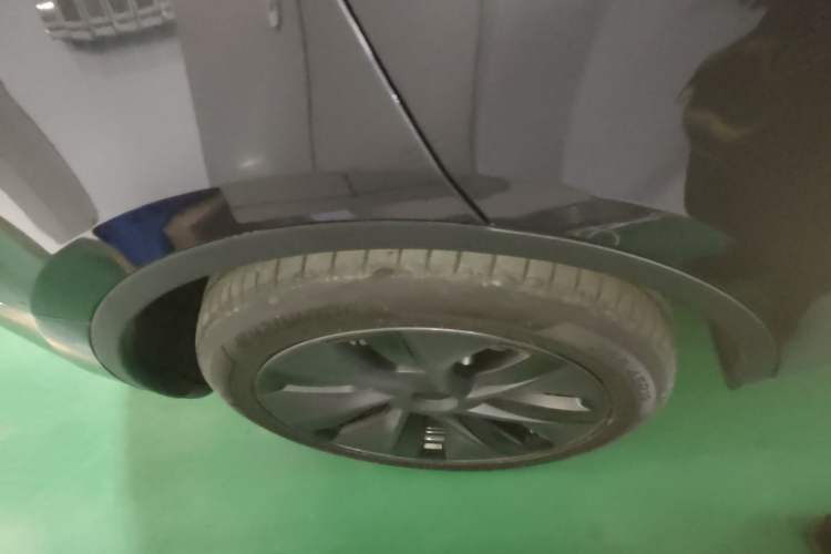 Used Tesla Model Y 2024 Long-Range All-Wheel-Drive Version Right Rear Wheel Hub