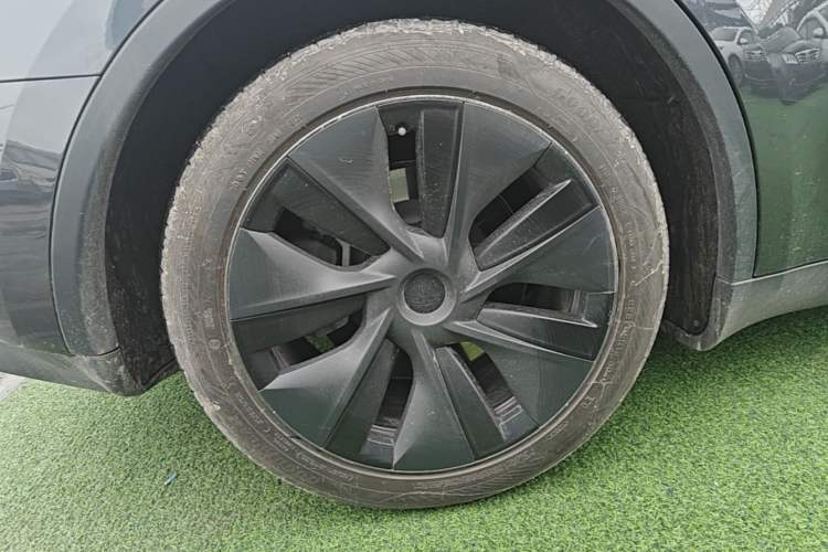 Used Tesla Model Y 2024 Rear-Wheel-Drive Version Right Rear Wheel Hub