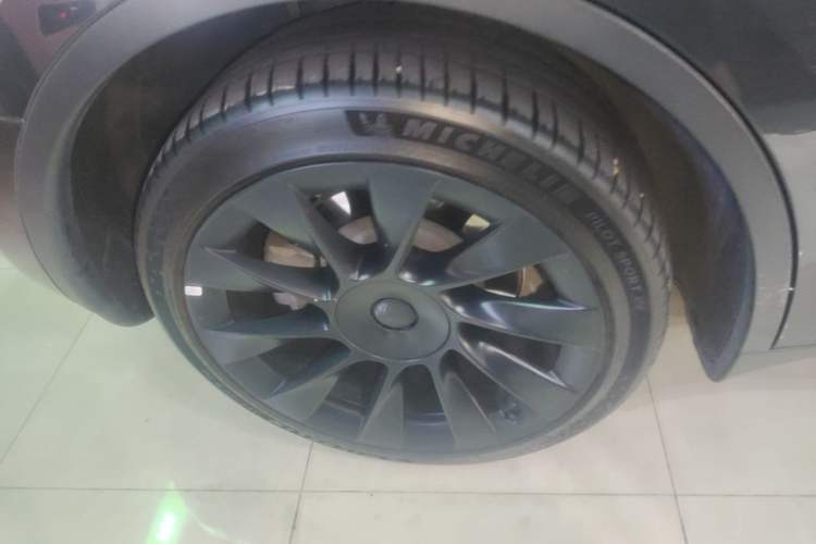 Used Tesla Model Y 2024 Long-Range All-Wheel-Drive Version Right Rear Wheel Hub