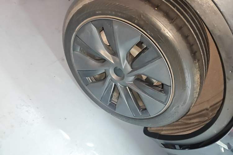 Used Tesla Model Y 2024 Rear-Wheel-Drive Version Right Rear Wheel Hub