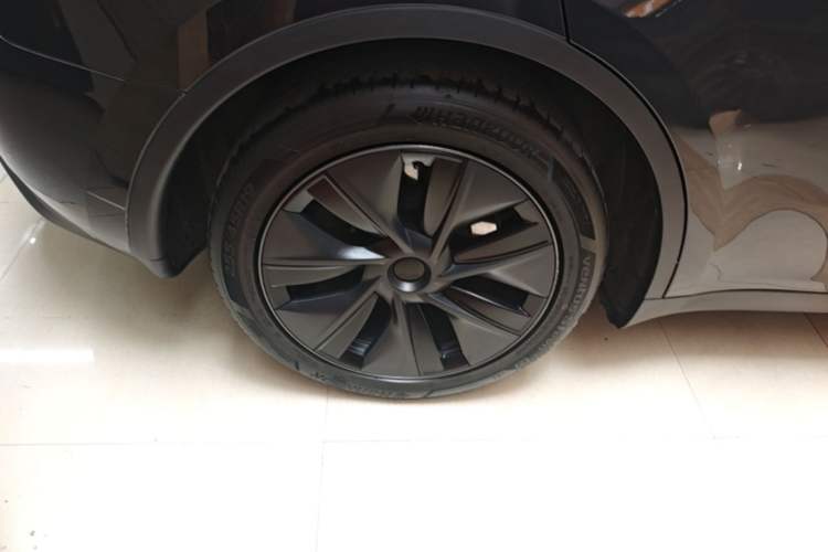 Used Tesla Model Y 2024 Long-Range All-Wheel-Drive Version Right Rear Wheel Hub