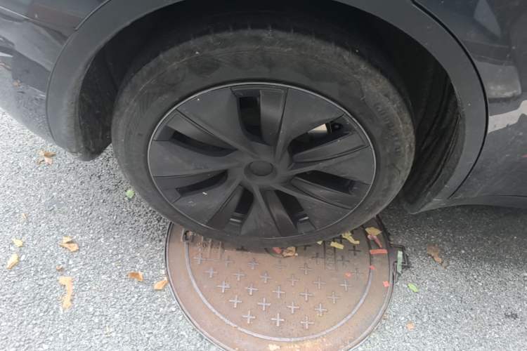 Used Tesla Model Y 2024 Rear-Wheel-Drive Version Right Rear Wheel Hub