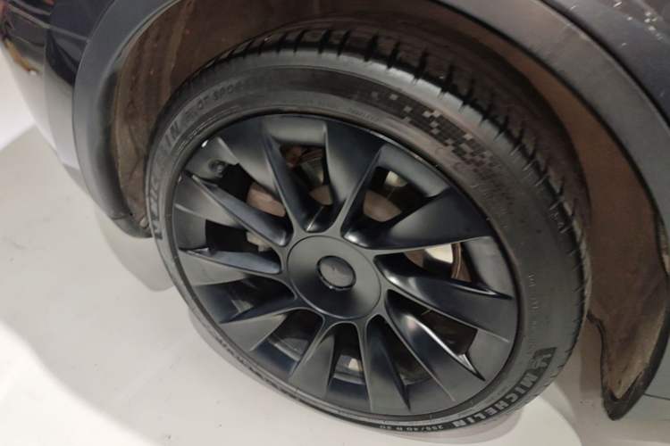 Used Tesla Model Y 2024 Rear-Wheel-Drive Version Right Rear Wheel Hub