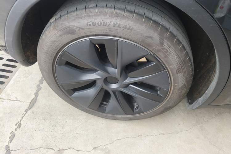 Used Tesla Model Y 2024 Rear-Wheel-Drive Version Right Rear Wheel Hub