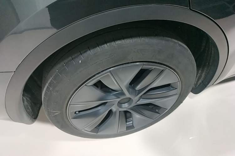 Used Tesla Model Y 2024 Rear-Wheel-Drive Version Right Rear Wheel Hub