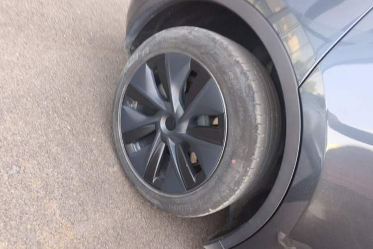 Used Tesla Model Y 2024 Long-Range All-Wheel-Drive Version Right Rear Wheel Hub