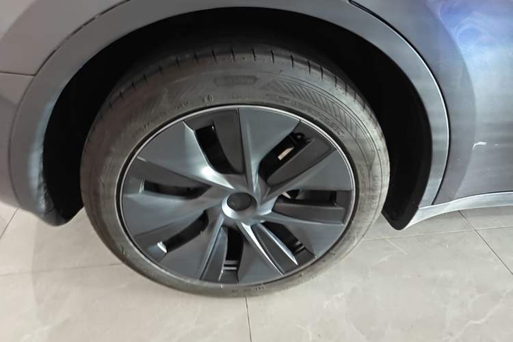 Used Tesla Model Y 2024 Rear-Wheel-Drive Version Right Rear Wheel Hub