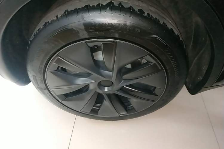 Used Tesla Model Y 2024 Rear-Wheel-Drive Version Right Rear Wheel Hub