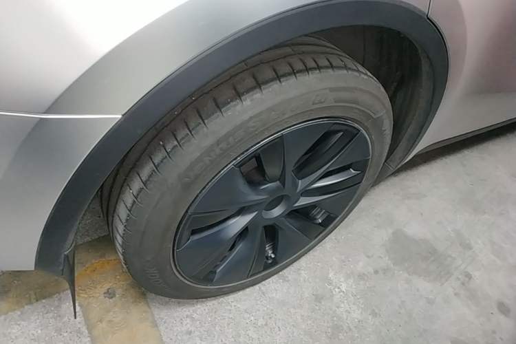 Used Tesla Model Y 2024 Long-Range All-Wheel-Drive Version Right Rear Wheel Hub
