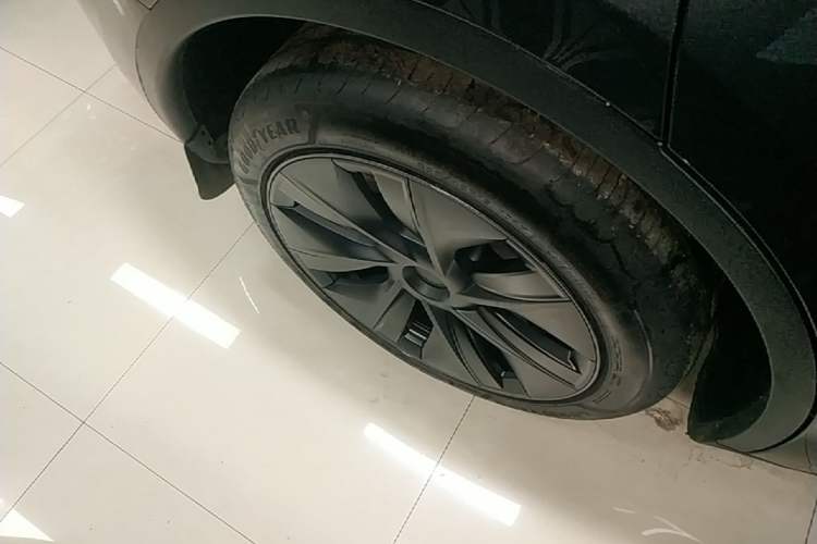 Used Tesla Model Y 2024 Long-Range All-Wheel-Drive Version Right Rear Wheel Hub
