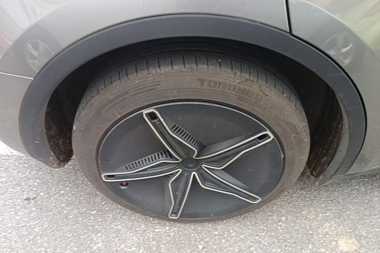 Used Tesla Model Y 2024 Rear-Wheel-Drive Version Right Rear Wheel Hub