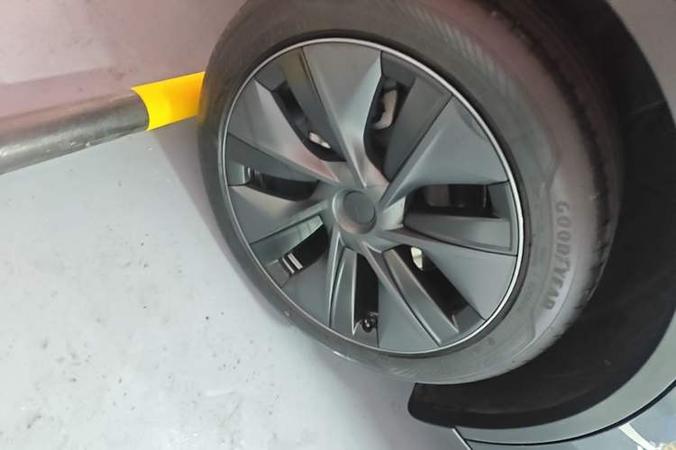 Used Tesla Model Y 2024 Rear-Wheel-Drive Version Right Rear Wheel Hub