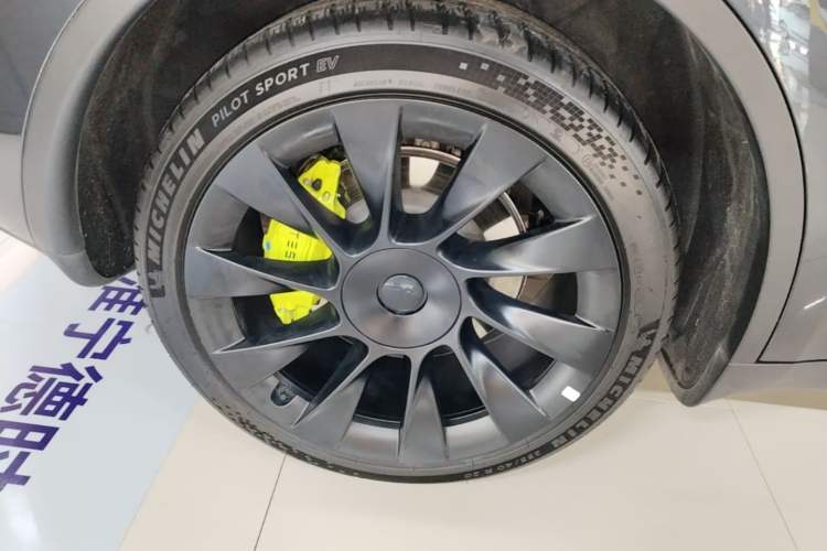 Used Tesla Model Y 2024 Long-Range All-Wheel-Drive Version Right Rear Wheel Hub