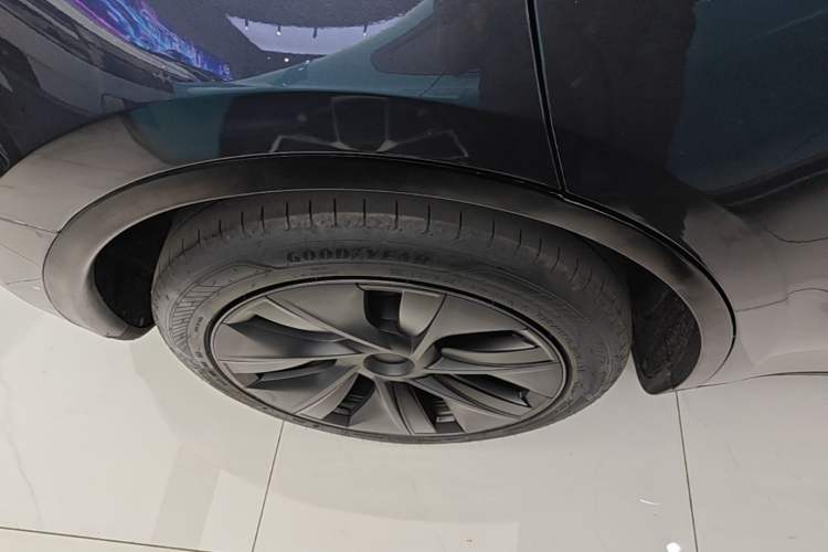 Used Tesla Model Y 2024 Rear-Wheel-Drive Version Right Rear Wheel Hub