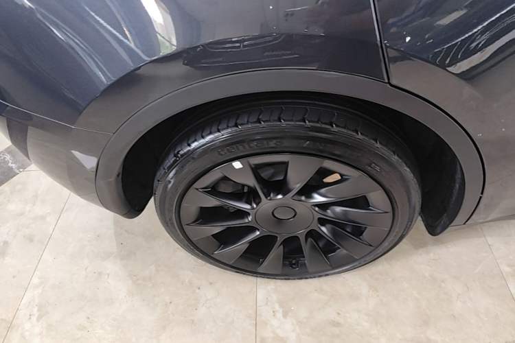 Used Tesla Model Y 2024 Long-Range All-Wheel-Drive Version Right Rear Wheel Hub