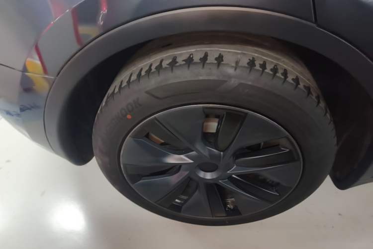 Used Tesla Model Y 2024 Long-Range All-Wheel-Drive Version Right Rear Wheel Hub