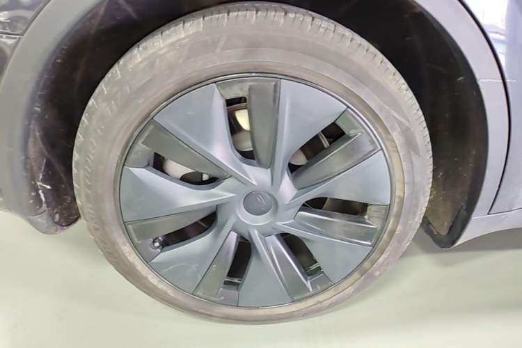 Used Tesla Model Y 2024 Rear-Wheel-Drive Version Right Rear Wheel Hub