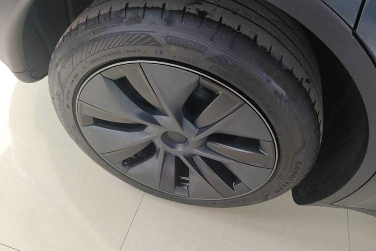 Used Tesla Model Y 2024 Rear-Wheel-Drive Version Right Rear Wheel Hub