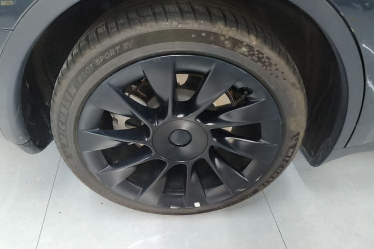 Used Tesla Model Y 2024 Rear-Wheel-Drive Version Right Rear Wheel Hub