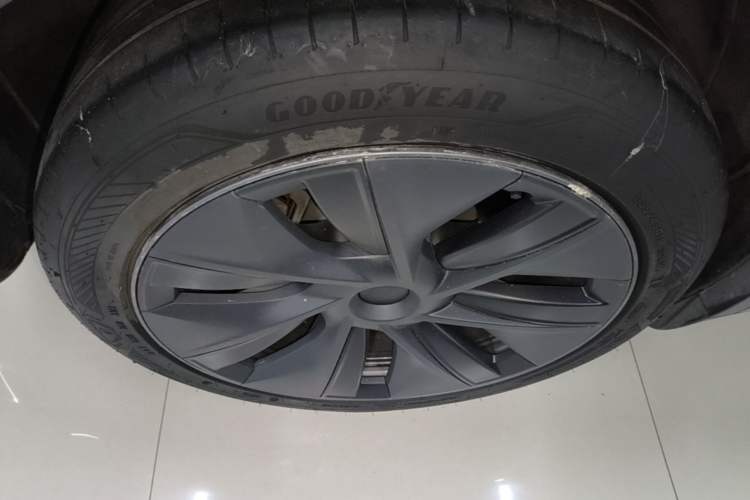 Used Tesla Model Y 2024 Rear-Wheel-Drive Version Right Rear Wheel Hub