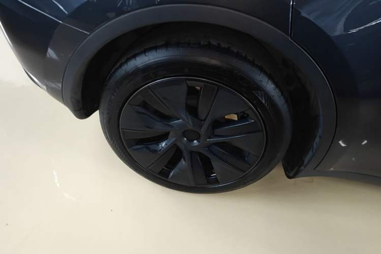 Used Tesla Model Y 2024 Rear-Wheel-Drive Version Right Rear Wheel Hub