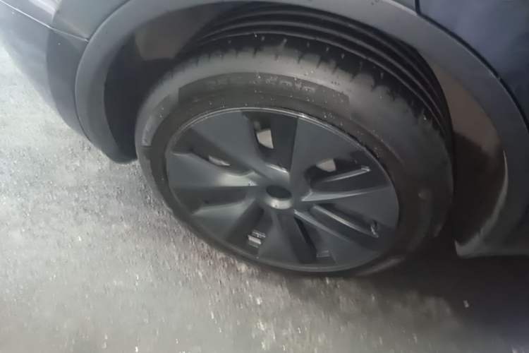 Used Tesla Model Y 2024 Long-Range All-Wheel-Drive Version Right Rear Wheel Hub