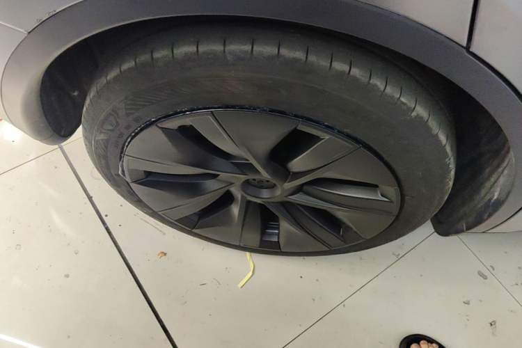 Used Tesla Model Y 2024 Rear-Wheel-Drive Version Right Rear Wheel Hub