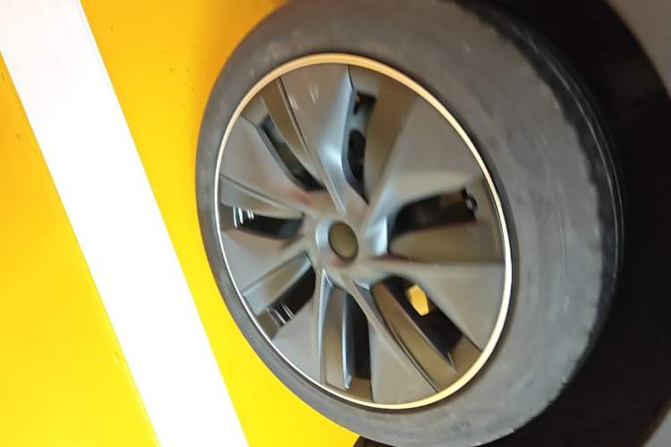 Used Tesla Model Y 2024 Rear-Wheel-Drive Version Right Rear Wheel Hub