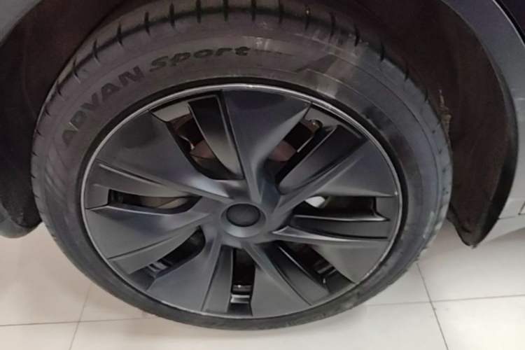 Used Tesla Model Y 2024 Long-Range All-Wheel-Drive Version Right Rear Wheel Hub