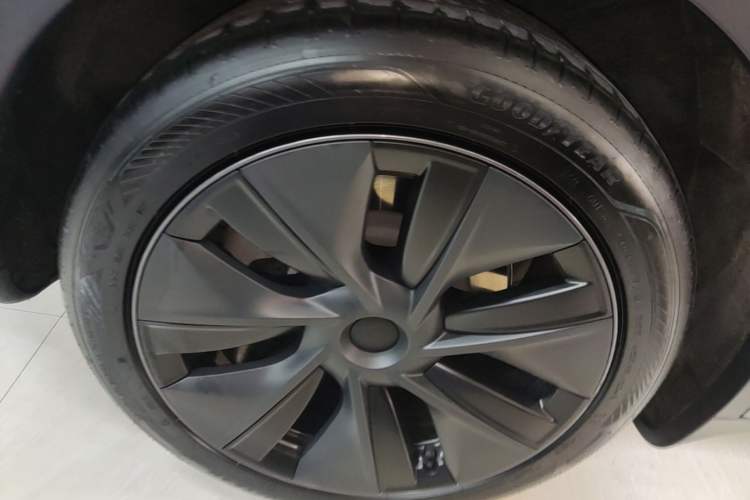 Used Tesla Model Y 2024 Rear-Wheel-Drive Version Right Rear Wheel Hub