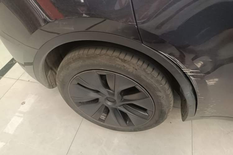 Used Tesla Model Y 2024 Long-Range All-Wheel-Drive Version Right Rear Wheel Hub