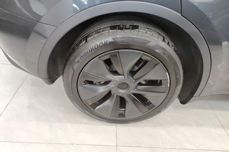 Used Tesla Model Y 2024 Long-Range All-Wheel-Drive Version Right Rear Wheel Hub