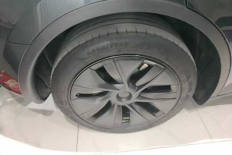 Used Tesla Model Y 2024 Rear-Wheel-Drive Version Right Rear Wheel Hub