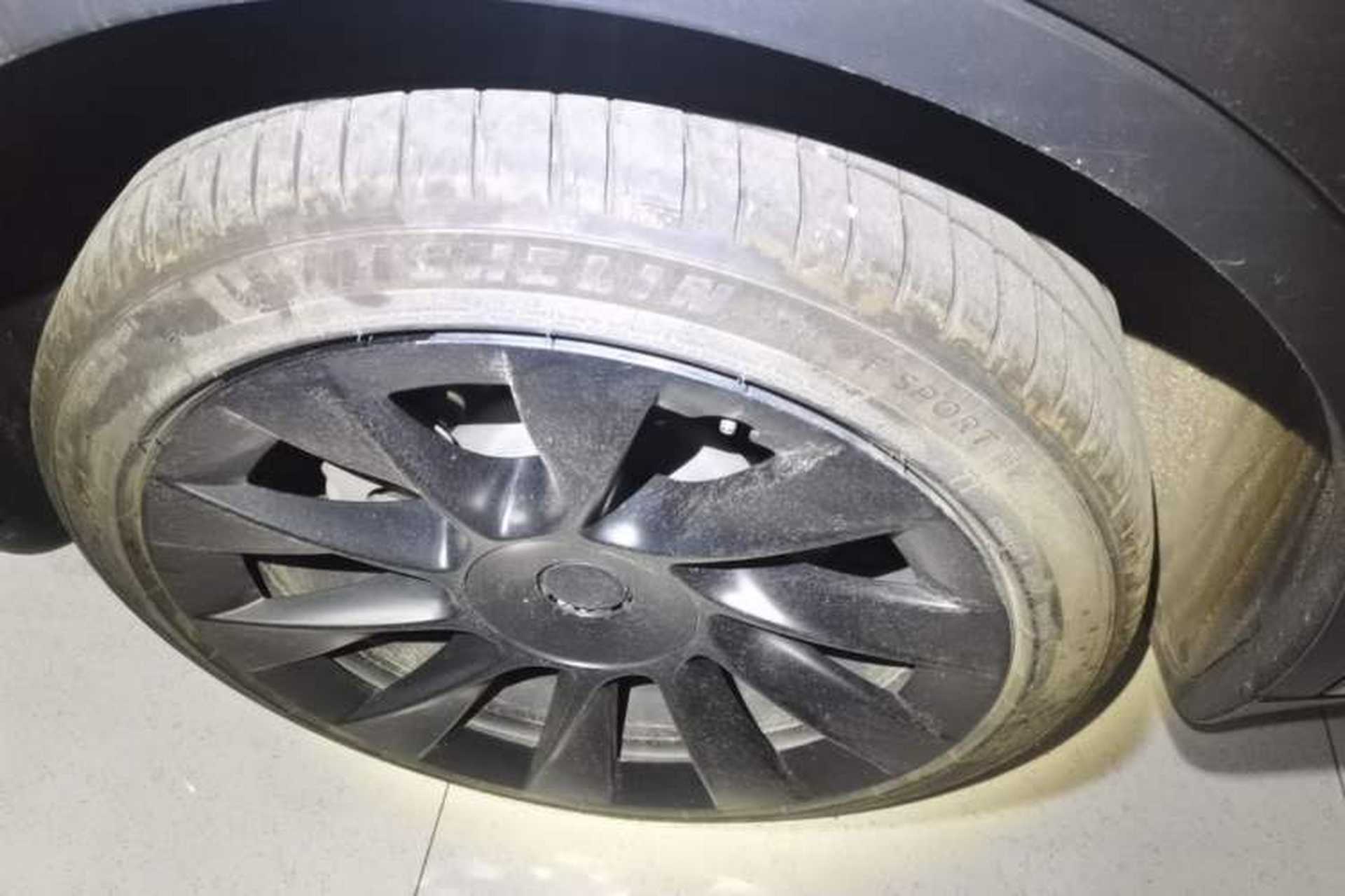 Used Tesla Model Y 2024 Long-Range All-Wheel-Drive Version Right Rear Wheel Hub