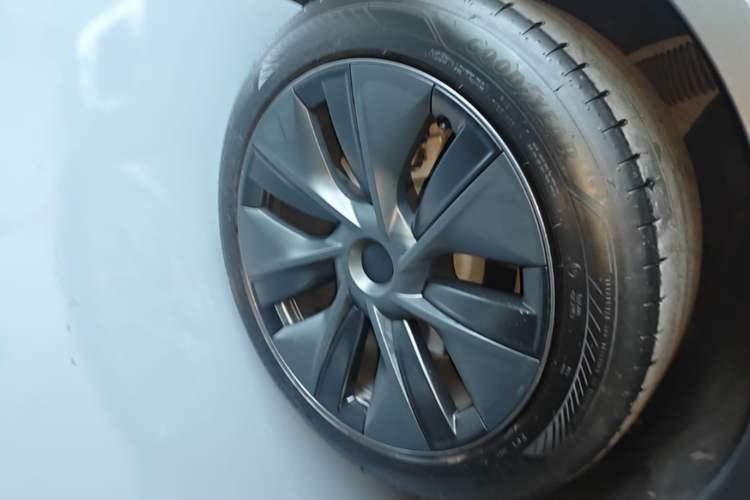Used Tesla Model Y 2024 Rear-Wheel-Drive Version Right Rear Wheel Hub