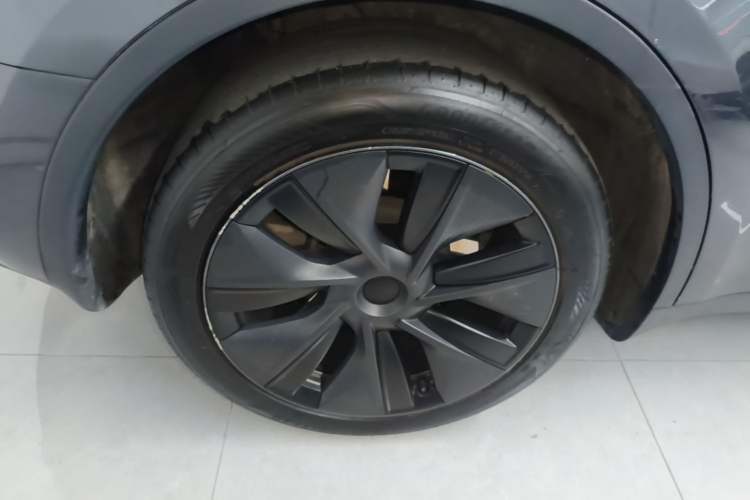 Used Tesla Model Y 2024 Long-Range All-Wheel-Drive Version Right Rear Wheel Hub