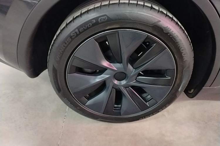 Used Tesla Model Y 2024 Long-Range All-Wheel-Drive Version Right Rear Wheel Hub
