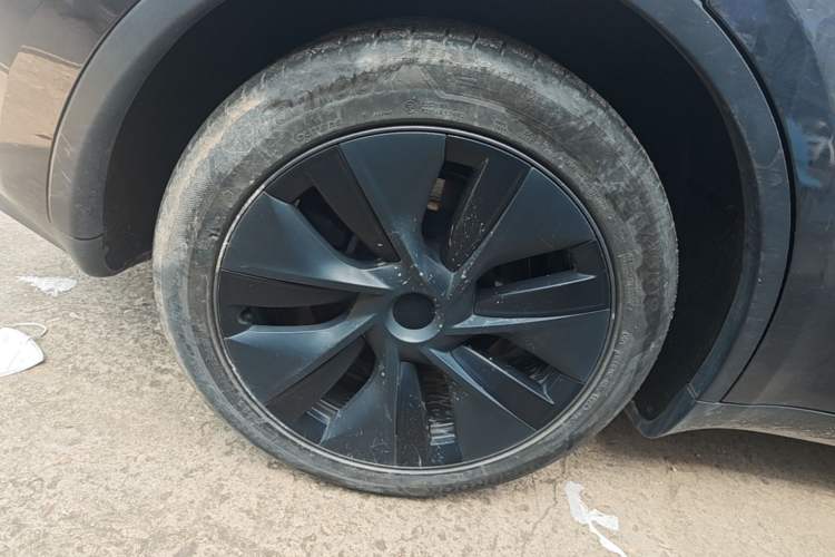 Used Tesla Model Y 2024 Long-Range All-Wheel-Drive Version Right Rear Wheel Hub