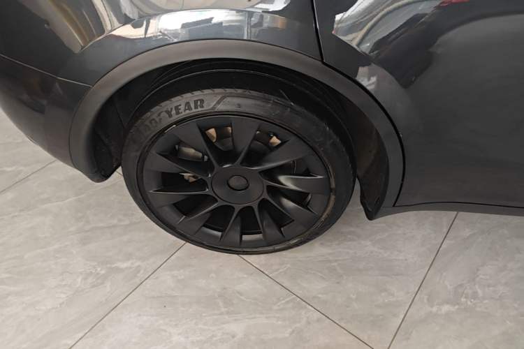 Used Tesla Model Y 2024 Long-Range All-Wheel-Drive Version Right Rear Wheel Hub