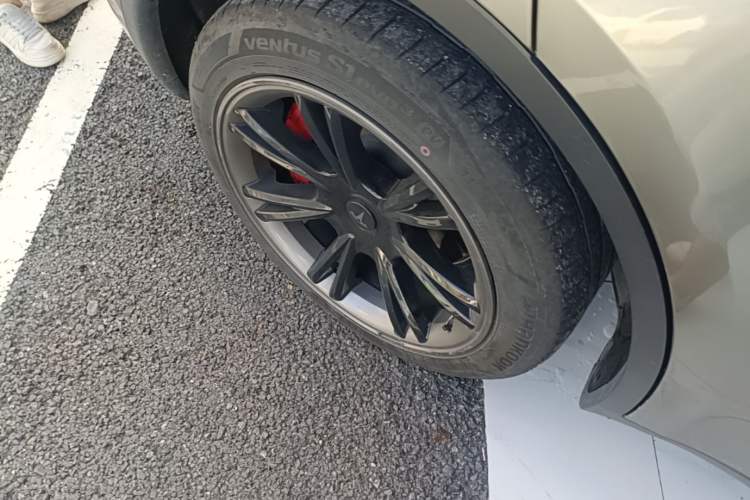 Used Tesla Model Y 2024 Long-Range All-Wheel-Drive Version Right Rear Wheel Hub